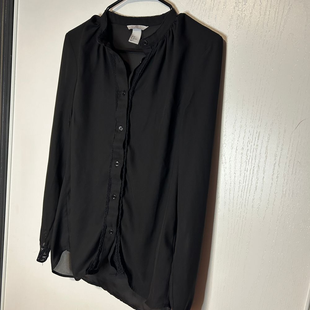 H&M Elegant Black Button-Down Blouse with Lace Detail C67